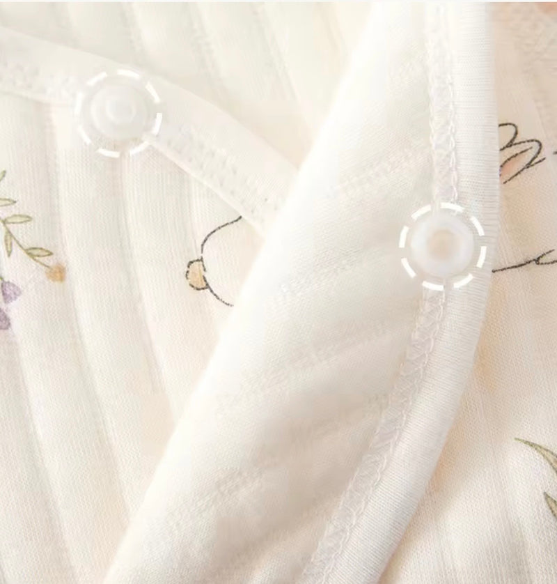 Load image into Gallery viewer, Combinaisone bébé à motifs lapins et fleurs – Ivoire et baleines 🤍 - Pré-commande

