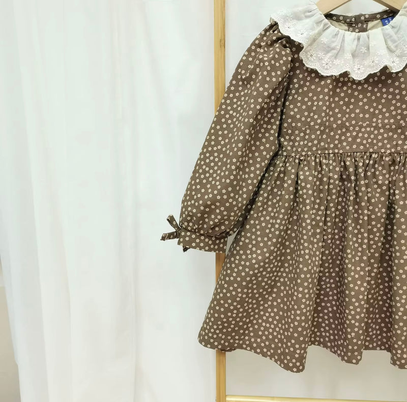Chargez l&#39;image dans la visionneuse de la galerie, Robe bébé fille fleurie d’automne – Modèle Kali en coton doux et élégant
