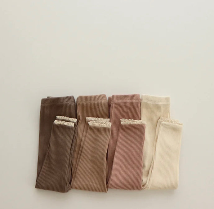 Leggings bébé et enfant en coton doux avec délicate finition dentelle – Kaki Lilas