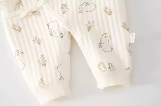 Combinaisone bébé à motifs lapins et fleurs – Ivoire et baleines 🤍 - Pré-commande