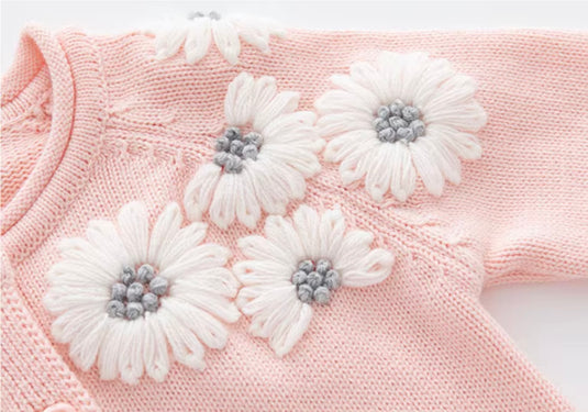 Barboteuse bébé fille en tricot de coton rose brodé motif floral avec bonnet – Kali