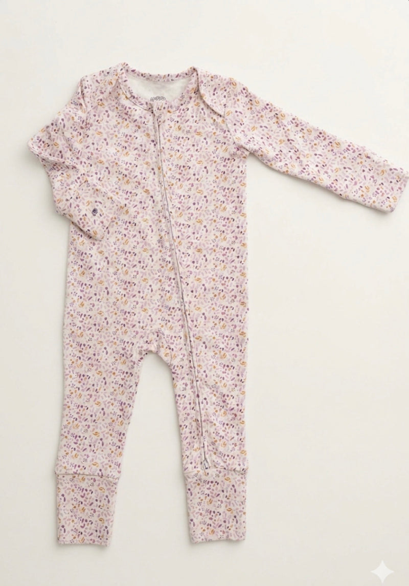 Chargez l'image dans la visionneuse de la galerie, Barboteuse bébé fille en coton bio motif feuilles lavande – Kaki Lilas
