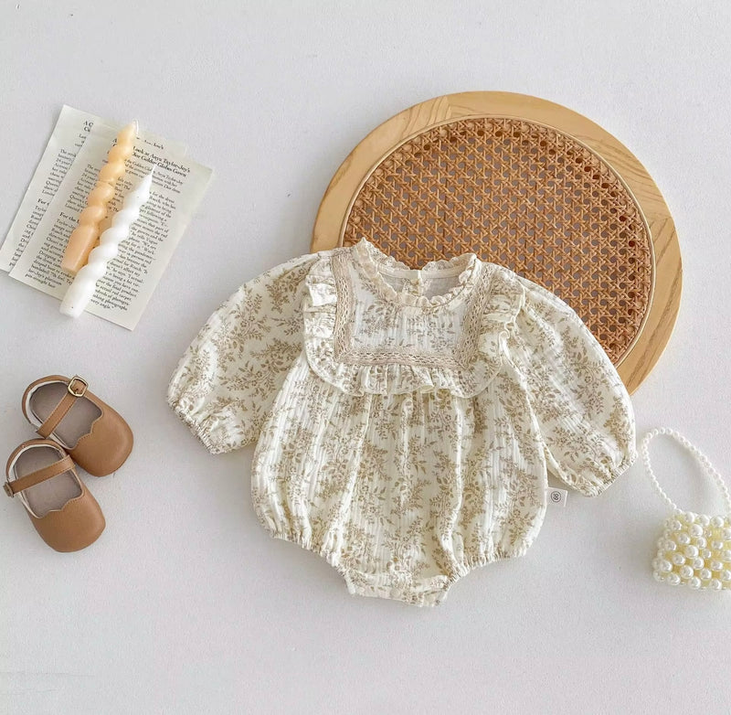 Chargez l&#39;image dans la visionneuse de la galerie, Barboteuse bébé fleurie coton doux – style bohème chic – Kali
