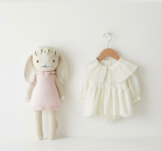 Barboteuse bébé fille en coton avec col en dentelle brodé – dernière pièce