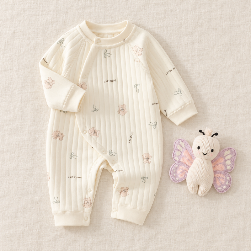 Load image into Gallery viewer, Combinaison bébé matelassée à motifs oursons roses et boucles – Ivoire 🤍 Pre-commande
