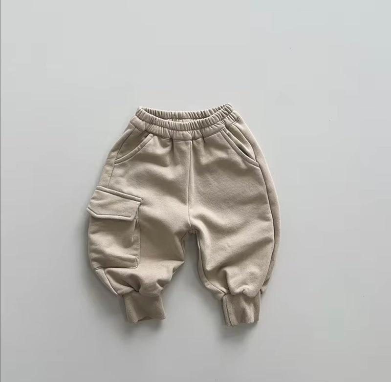 Chargez l&#39;image dans la visionneuse de la galerie, Pantalon enfant avec poche en coton doux et confortable – Modèle Kali

