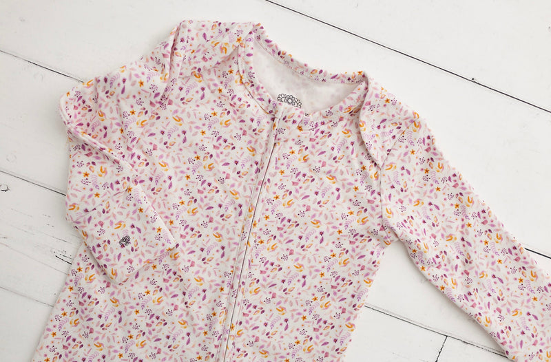 Chargez l'image dans la visionneuse de la galerie, Barboteuse bébé fille en coton bio motif feuilles lavande – Kaki Lilas
