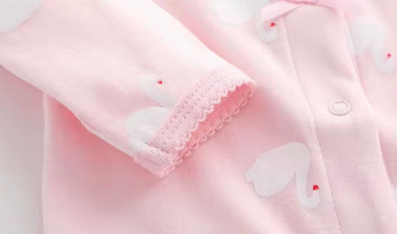 Load image into Gallery viewer, Combinaison bébé en coton à cygnes – Rose 🌸 - Pré-commande
