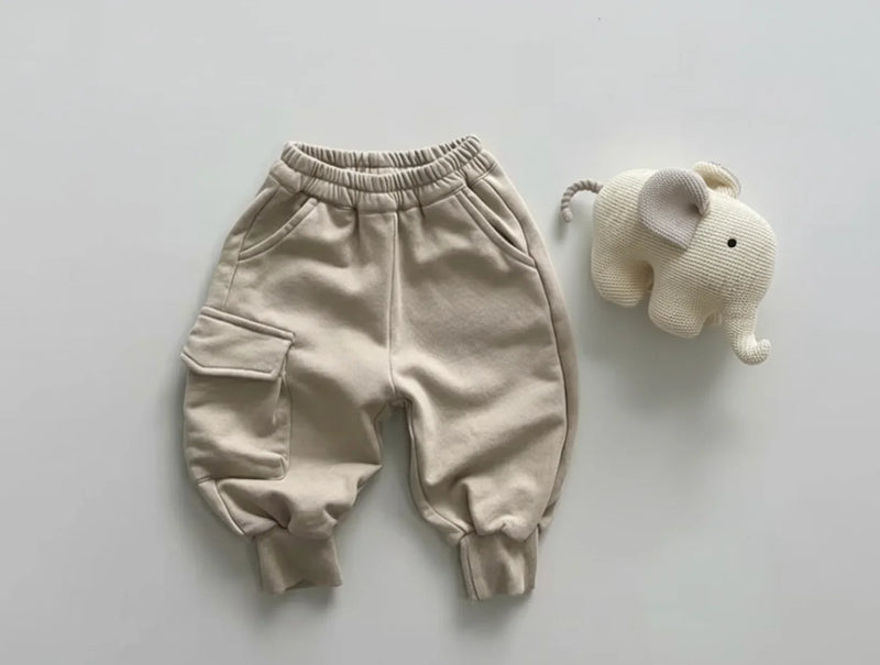 Load image into Gallery viewer, Pantalon enfant avec poche en coton doux et confortable – Modèle Kali - Boutique Kaki Lilas
