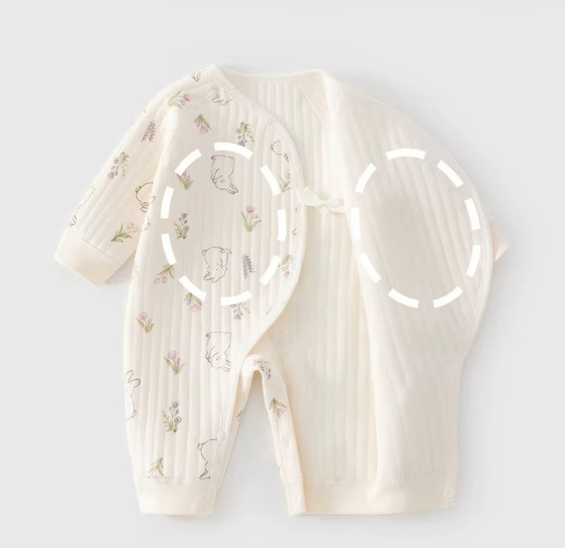 Load image into Gallery viewer, Combinaisone bébé à motifs lapins et fleurs – Ivoire et baleines 🤍 - Pré-commande
