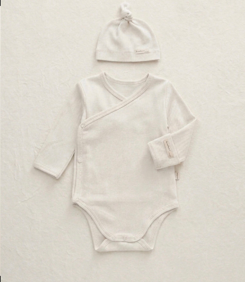 Chargez l'image dans la visionneuse de la galerie, Grenouillère pour bébé avec bonnet en coton bio
