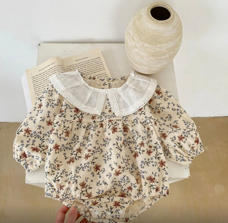 Chargez l&#39;image dans la visionneuse de la galerie, Cache-couches bébé fleuri rosé en coton doux – Kali
