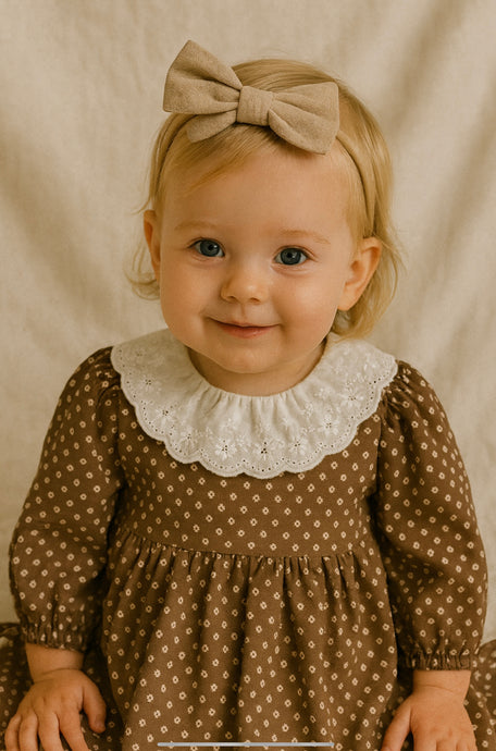 Robe bébé fille fleurie d’automne – Modèle Kali en coton doux et élégant
