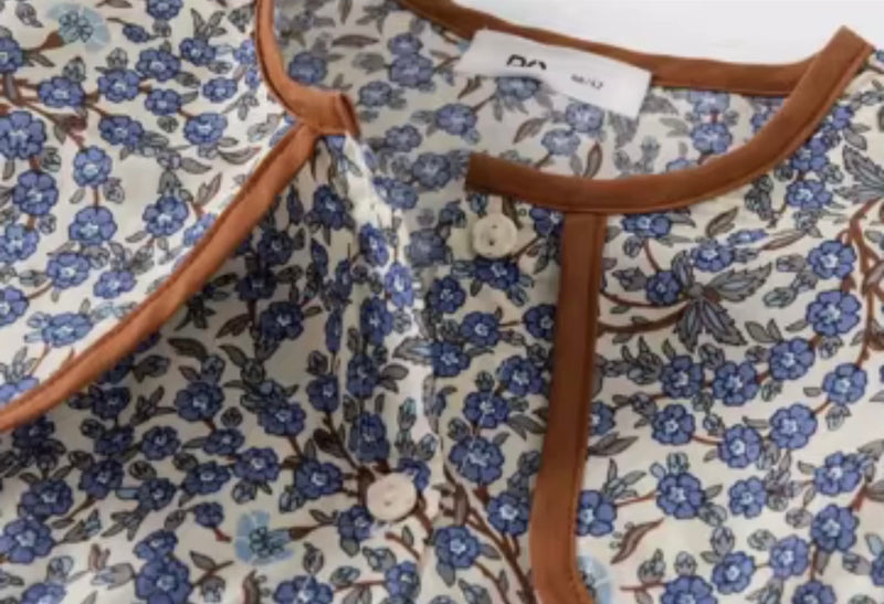 Chargez l&#39;image dans la visionneuse de la galerie, Robe fille bleu foncé avec col brun – Modèle Kali en coton doux
