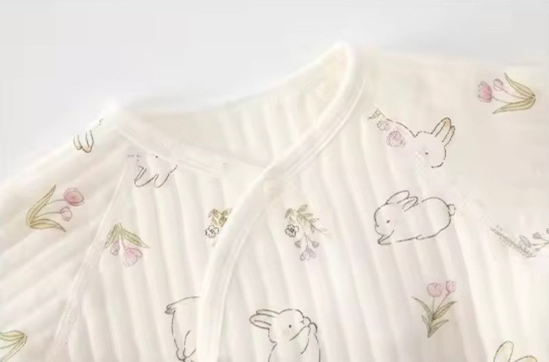 Load image into Gallery viewer, Combinaisone bébé à motifs lapins et fleurs – Ivoire et baleines 🤍 - Pré-commande
