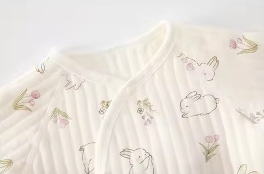 Combinaisone bébé à motifs lapins et fleurs – Ivoire et baleines 🤍 - Pré-commande