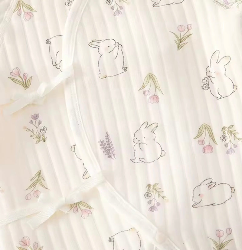 Load image into Gallery viewer, Combinaisone bébé à motifs lapins et fleurs – Ivoire et baleines 🤍 - Pré-commande
