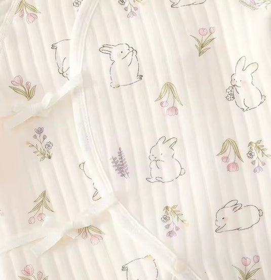 Combinaisone bébé à motifs lapins et fleurs – Ivoire et baleines 🤍 - Pré-commande