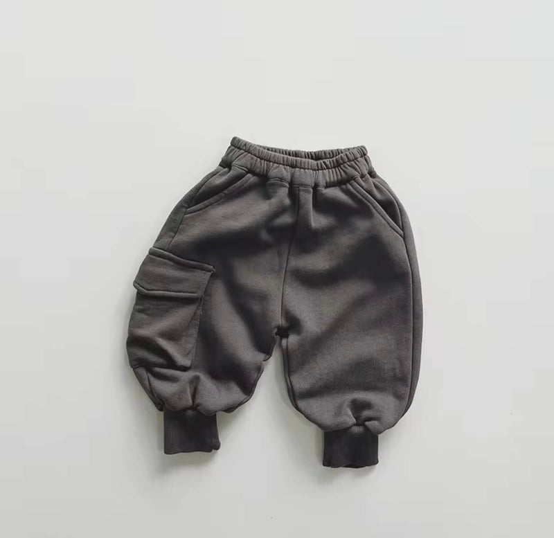 Chargez l&#39;image dans la visionneuse de la galerie, Pantalon enfant avec poche en coton doux et confortable – Modèle Kali
