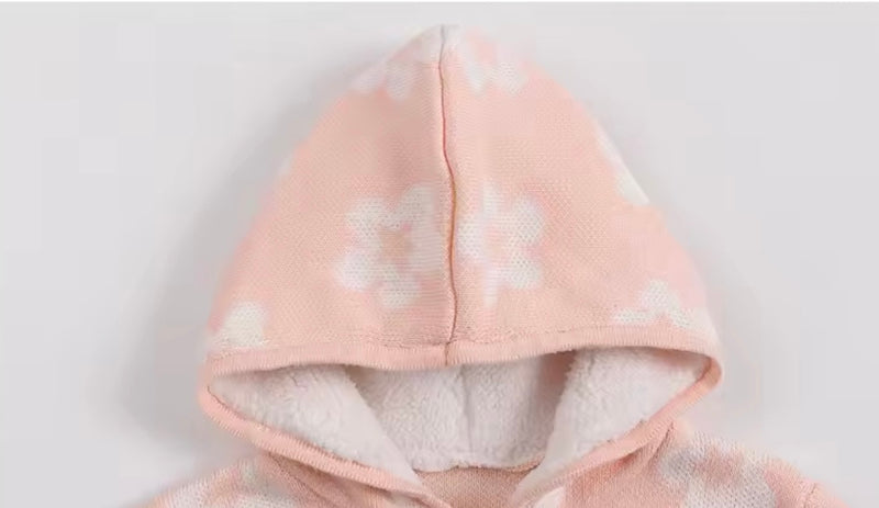 Load image into Gallery viewer, Combinaison bébé fille en tricot à capuche et fermeture éclair – Rose à fleurs ivoire 🌸 - Pré-commande
