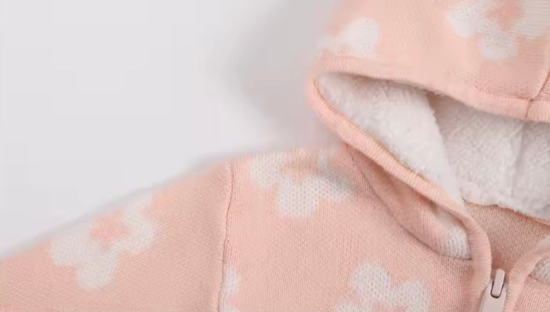 Load image into Gallery viewer, Combinaison bébé fille en tricot à capuche et fermeture éclair – Rose à fleurs ivoire 🌸 - Pré-commande
