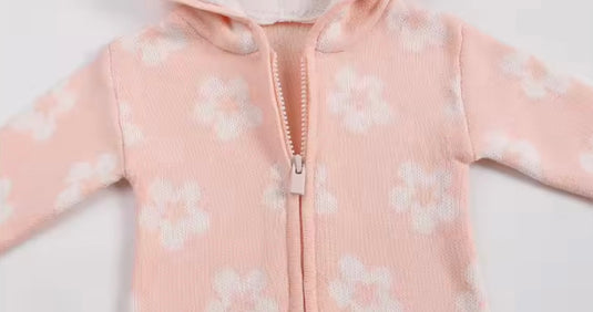 Combinaison bébé fille en tricot à capuche et fermeture éclair – Rose à fleurs ivoire 🌸 - Pré-commande