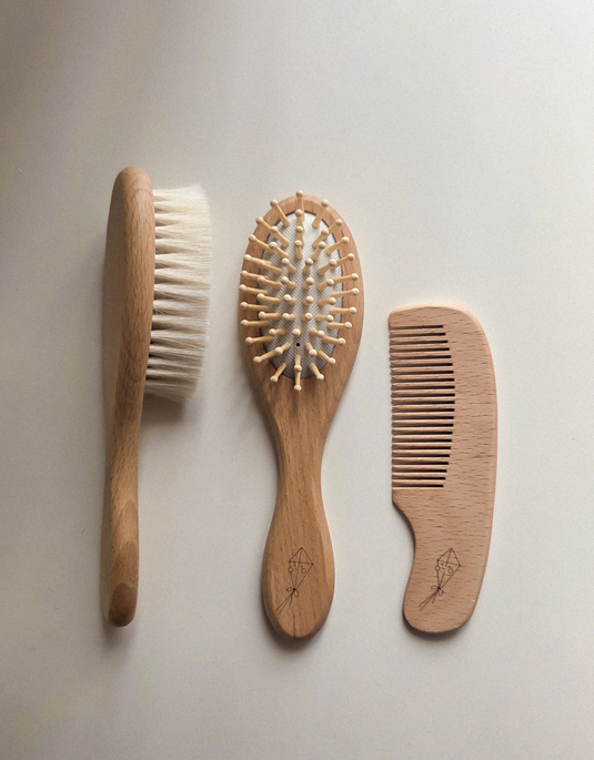 ENSEMBLE DE BROSSES ET PEIGNE À CHEVEUX - MENOUM
